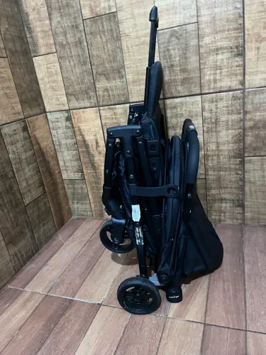Vendo carrinho de passeio pra bebe junto com o bebê conforto