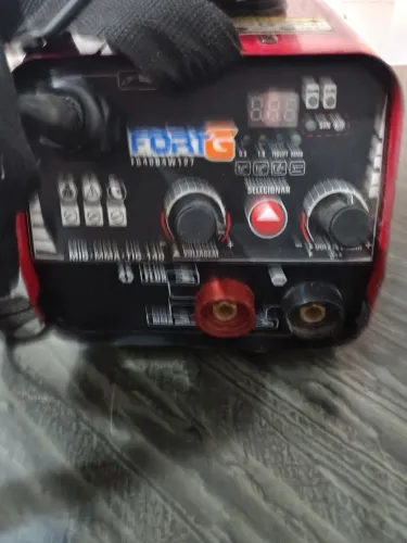Solda mig com um refis de solda