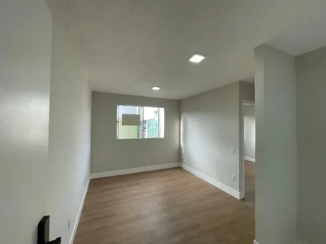 Apartamento 2/4 Reformado em Plataforma com Piso Vinílico e Porcelanato