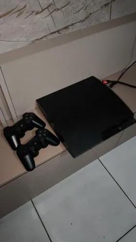 ? PlayStation 3 Slim 250GB + 2 Controles Originais.