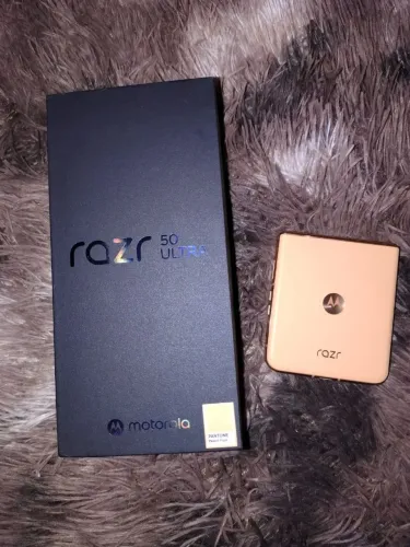 Motorola Razr 50 Ultra (Dobrável)-Estado de Novo - Oportunidade