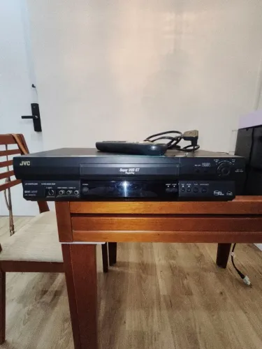 Vídeo cassete JVC HR-S5901U