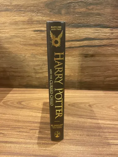 Livro de capa dura Harry Potter and the cursed child (em inglês)