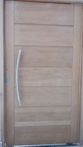 Instalação de portas de madeira
