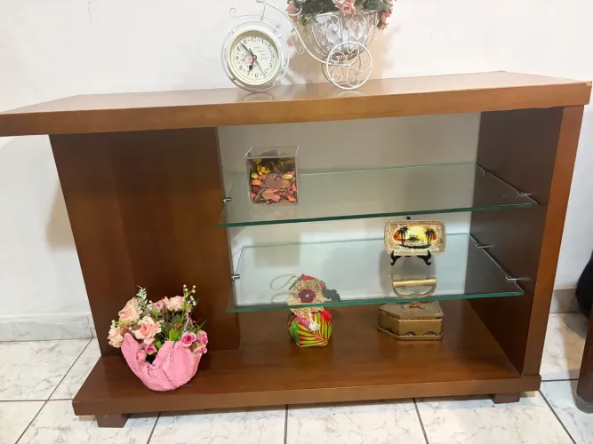 Aparador / Buffet em Madeira com Prateleiras de Vidro