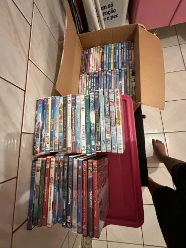 Lote com 81 DVDs originais infantis e filmes diversos
