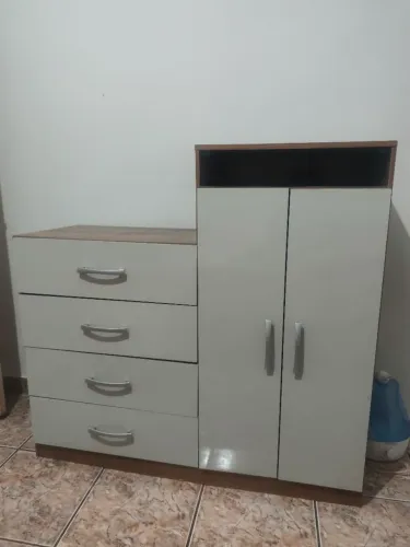 Vendo cômoda grande e espaçosa em bom estado