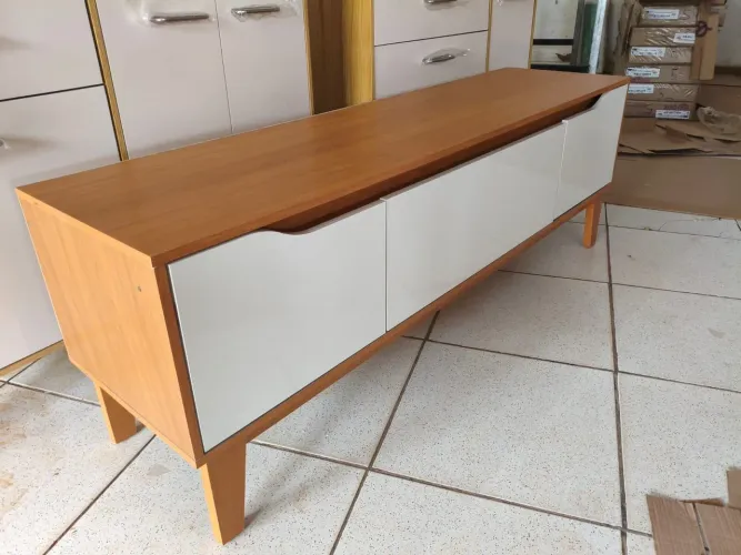 Rack Veneto para TV 160cm 03 Portas Henn novo
