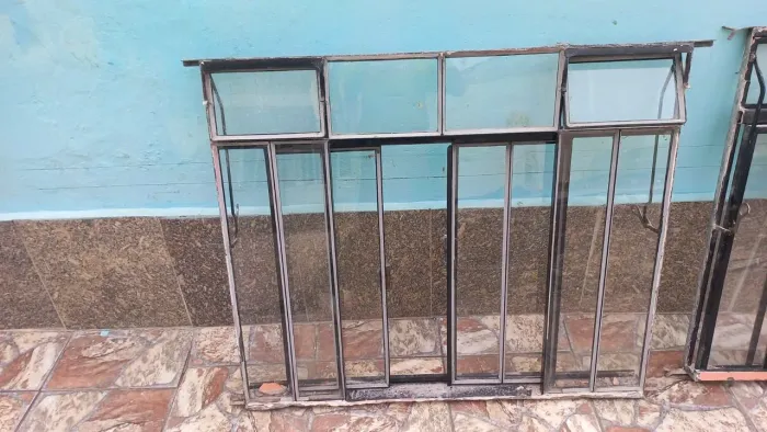 Vendo 2 janelas de ferro. 