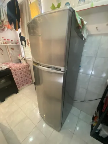 Geladeira funcionando congelador ,mais a parte debaixo gelando pouco