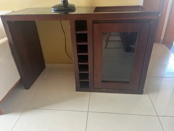 Bar / Adega de Madeira com Porta de Vidro e Nichos para Garrafas