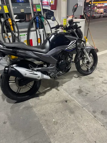 Yamaha Fazer 250 inteira