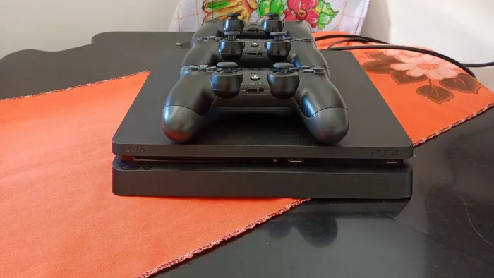 PlayStation ps4 1tb todo original 3 controles 2 original 5 jogos inclusive FC26 GTA 5