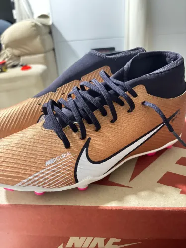 CHUTEIRA DE CAMPO NIKE MERCURIAL, TAMANHO 40. ORIGINAL, NOVA.