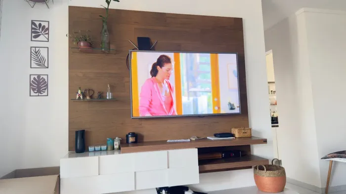 Painel de TV com rack suspenso