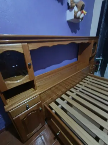 Vende-se cama de madeira de lei