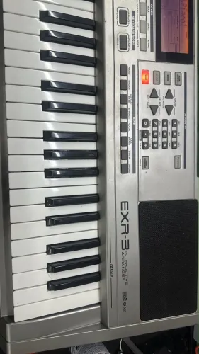 Teclado marca roland modelo EXR3 com capa e fonte