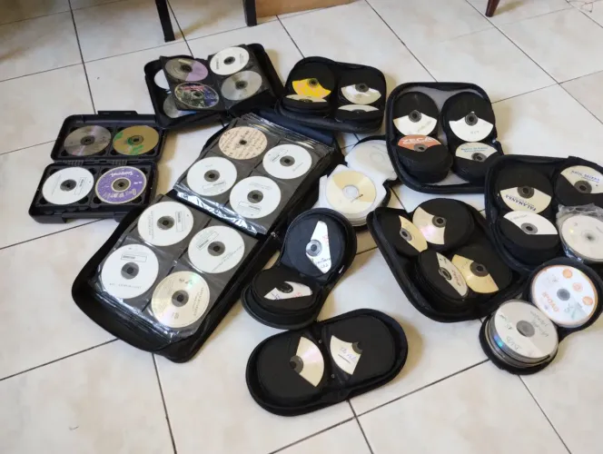 Lote 600 Cd's e MP3...com pastas. Variedade bem eclética - frete grátis - 600 unidades