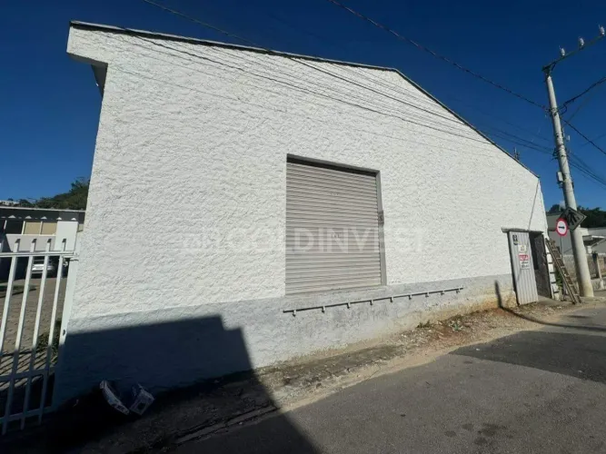 Galpão com 270m² no bairro Azambuja!!!