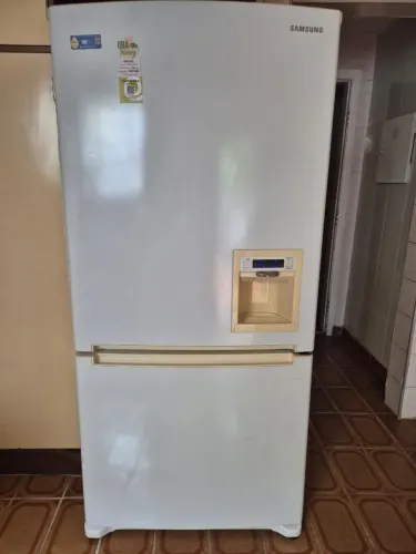 Geladeira Samsung Inverse Frost Free Inverter 110v c/ Dispenser de água na porta