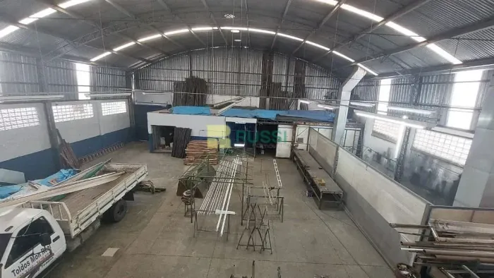 Galpão à venda, com 689 m², localizado na Vila Tesouro em São José dos Campos/SP