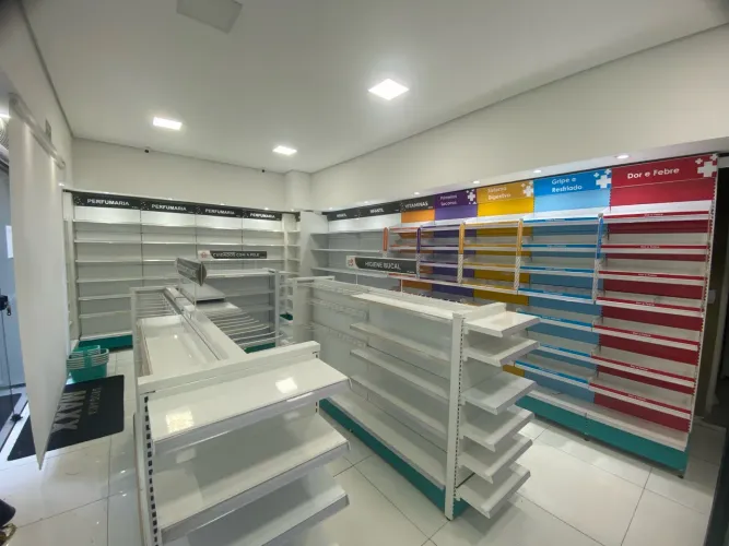 Instalação Farmacia Prateleiras