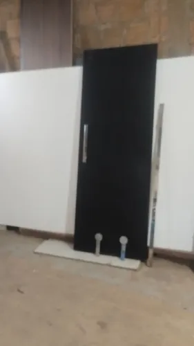 Vendo porta de correr preta com kit já indo junto valor 350.00 passo no cartão.