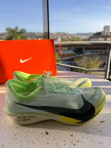 Tênis de corrida Nike ZoomX Streakfly 2 - Placa de carbono | NUNCA USADO!