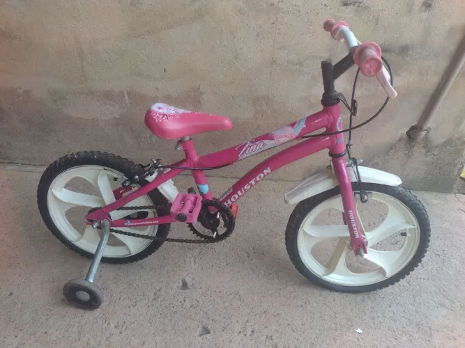 Vendo bicicleta para criança rosa em boas condições de uso