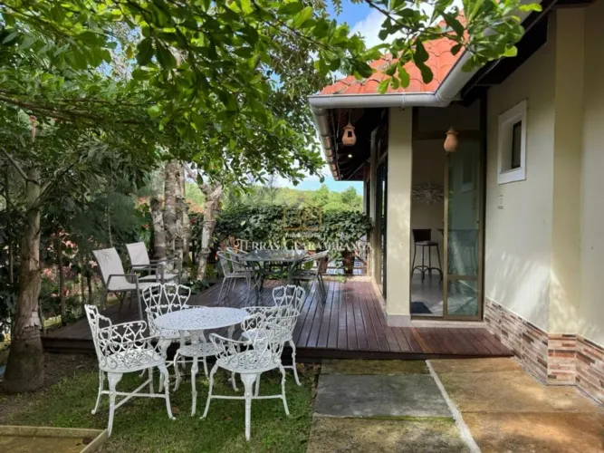 Refúgio Serrano no Montserrat com mezanino, Jardim e Ambientes Aconchegantes