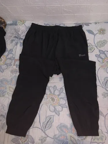 Calça com elástico na perna e na cintura