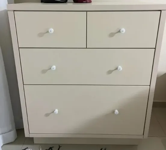 Cômoda Elegante com Gavetas Amplas