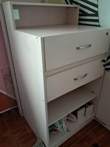 Balcão expositor com caixa, acompanha aparador e prateleiras 