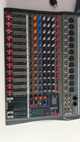 Mesa de som 12 canais novinha usada poucas vezes 