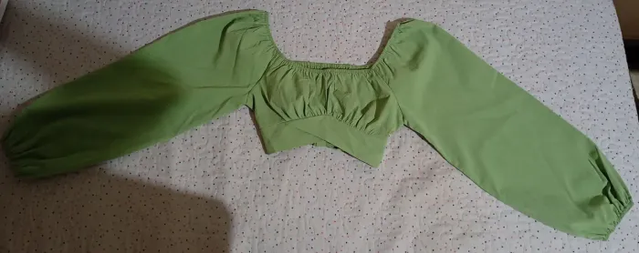 Cropped verde com leve detalhe na amarração nas costas