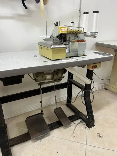 Máquina overloque Siruba 757D