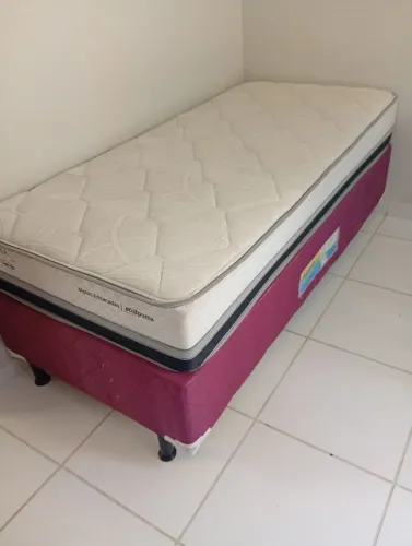 Cama e colchão de solteiro 