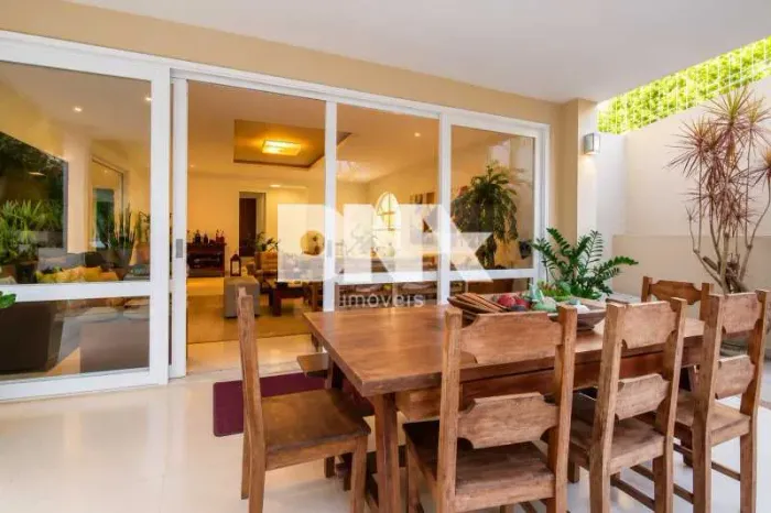 Casa moderna á venda 4 quartos, 2 suítes , vaga em Bairro Bucólico - Cosme Velho - Rio de