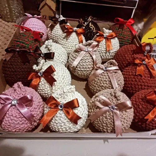 Bolinhas de Natal feitas de crochê