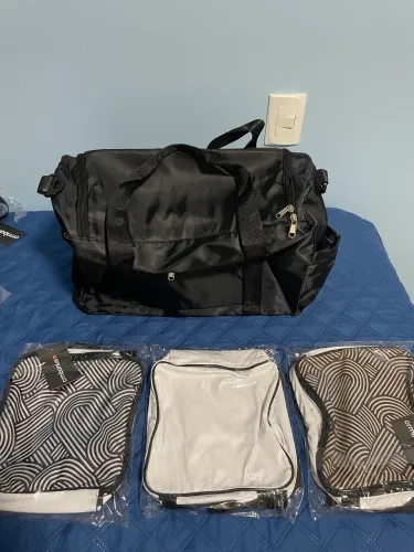Bolsa de viagem e três necessaire 