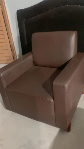 ? Poltrona em Couro Ecológico - Nova | Pronta Entrega ?  