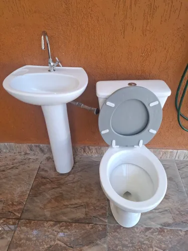 Conjunto vaso acoplada, com pia e luminária dupla em trilho