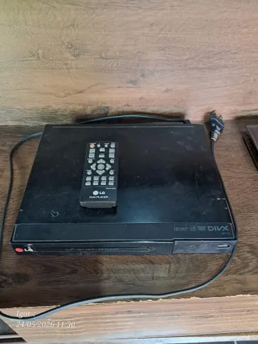 Vende-se aparelho DVD usado funcionando perfeitamente, acompanha cabos, controle e filmes 