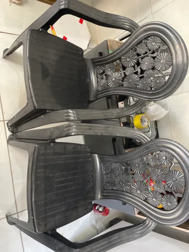 Vendo duas cadeiras de plástico novas