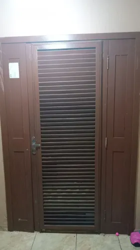 Vende-se porta de madeira