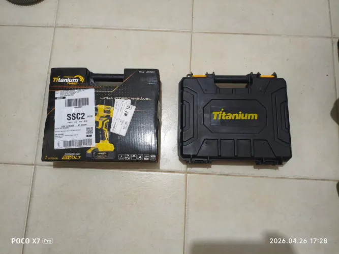 Parafusadeira Titanium com motor Brushless e com duas baterias de 21V.