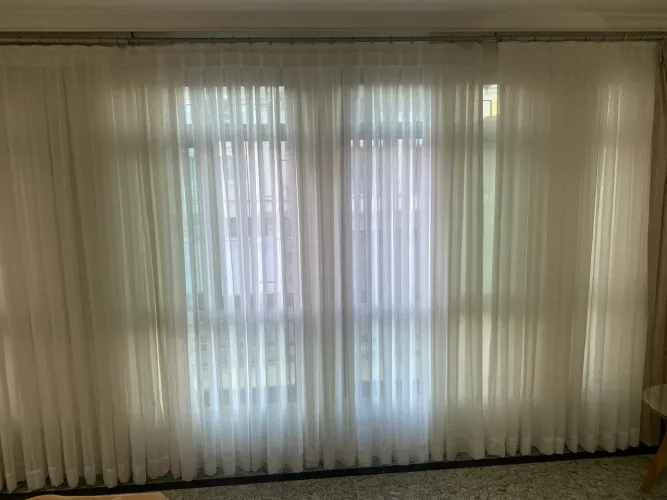 Cortina branca em violão, 2,30 altura X 5,20 largura, perfeito estado