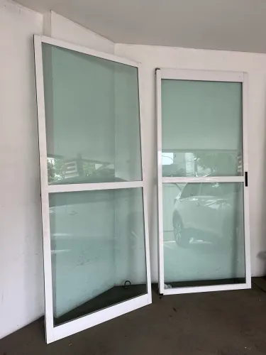 Porta de Sacada vidro e alumínio