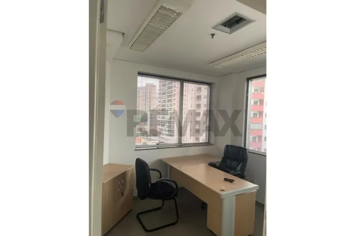 Sala Comercial Mobiliada 35m² para Locação na Rua Clélia com 1 Vaga