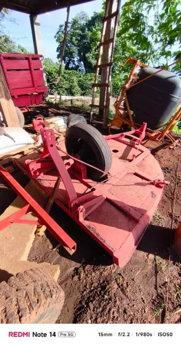 Rossadeira de trator modelo antigo com pneu 